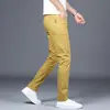 Pantalones casuales para hombre, nuevos pantalones tipo cigarrillo ajustados de negocios color caqui para primavera y otoño, pantalones largos elásticos para hombre, versátiles de largo nueve puntos