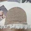 Gorro casual estiloso estilo coreano com logo de metal, elegante e versátil, faz o rosto parecer menor, cool e estiloso, perfeito para outono e inverno