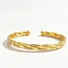 Abertura em forma de C torcida pulseira ajustável banhada a ouro empilhável estilo trançado joia de ouro pulseira vintage para mulheres