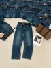 Novo Top Outono Estilo Europeu Guangzhou Treze Linhas Calça Baguette de Nove Pontos Jeans Cor Original de Denim com Cinto 61860