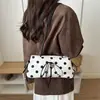 2026 Suede Moda Transfronteiriça Design Simples Senso de Design Pingente de Bolinhas Grande Capacidade Estilo Coreano Para o Trabalho Ombro Único Sob o Braço Bolsa Feminina