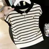 Camiseta de Manga Curta com Gola Polo Bordada em Malha de Seda Gelada Moda Feminina 2026 Verão Top Listrado Fino
