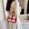2026 Nova Bolsa Quadrada Pequena com Estampa de Cereja Estilo Coreano Feminina Levemente Luxuosa Versátil Bolsa Transversal Bolsa de Mão Moda Bolsa de Ombro Único
