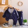 2025 Primavera e Outono Roupas Novas para Crianças Bebê de Um Ano Roupa Casual Casual Meninos e Meninas Roupa Esportiva Conjunto Moderno de Três Peças