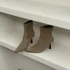 Nueva Colección Otoño/Invierno: Botines Versátiles de Gamuza Ajustados con Tacón Alto y Cierre Trasero para un Efecto Adelgazante