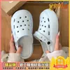 Sapatos de Algodão Femininos com Design Perfurado em EVA, Tendência Desenho Animado Fofo Sola Grossa Feminino Quente 2025 Novos Chinelos de Algodão de Inverno