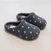 Chinelos de algodão infantis de inverno para interior, antiderrapantes, com sola macia, forrados com fleece e quentes, para meninas e meninos bebês, adequados para usar em casa