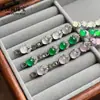 Pulsera versátil de calcedonia esmeralda incrustada, una pieza lujosa y discreta con un acabado blanco similar al hielo, que irradia una estética de alta gama y refinada, perfecta como regalo
