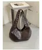 2026 Nueva Bolsa Tote Remachada de Gran Capacidad para Viajeros Diarios para Mujeres Transfronteriza de Gama Alta Retro con Remaches Bolsa de Hombro Individual