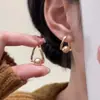 Popular en Tiktok Maillard champán perla hebilla de oreja mujer elegante lujo ligero alta calidad simple versátil pendientes