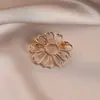Broche Personalizado Novo Estilo 2026 com Toque de Luxo para Mulheres, Broche de Design de Nicho Levemente Luxuoso, Acessório de Roupa, Broche de Borboleta Floral