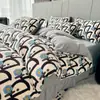 2026 Novo Conjunto de Quatro Peças Estampado em Veludo de Leite de Alto Peso Conjunto de Três Peças Desenho Animado para Dormitório Estudantil Roupa de Cama Grossa e Quente
