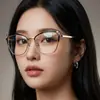 Armação de Óculos Cat-Eye Anti-Luz Azul para Mulheres, Estilo Coreano Ins Metal Vazado com Hastes de Mola, Óculos Lisos Tendência Estilo Europeu e Americano