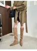 Botas Femininas Longas Cor Marrom Maillard 2026 Verão Novo Estilo Botas Enrugadas Bico Fino Emagrecedoras Botas Western Cowboy Altas