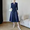 Vestido estilo Miyake, saia plissada inspirada na Chanel, cardigã de abotoamento simples, saia evasê afunilada que marca a cintura, vestido elegante
