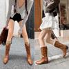 Botas Western Retrô com Bordado Pesado, Rebites de Totem, Inverno 2023, Salto Médio Grosso, Couro Bovino, Bico Fino, Meio da Panturrilha para Mulheres
