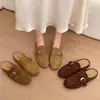 Mules femininas com fivela de metal estilo Birkenstock, nova coleção outono 2026, couro camurça, design de bico fechado, estilo casual e retrô, perfeitas para usar ao ar livre