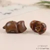 Sândalo Vermelho Natural Gato Rastejante DIY Escultura em Madeira Pequenos Acessórios Chaveiros de Tecelagem Pingentes Charms para Bolsas Acessórios Wenwan