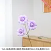 3 rosas artificiales con bordes acampanados para decoración del hogar en una habitación modelo de casa de huéspedes mejoran eficazmente la atmósfera artística del espacio