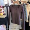 Outono e Inverno Novo Veludo Alemão Manga Longa Ombro Camiseta Feminina Gola U Design de Botão Senso de Design Slim-fit Base Interna Top Versátil