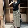 Versátil Camiseta de Manga Corta con Cuello en V para Mujer, Corte Ajustado, Diseño Favorecedor con Cintura Fruncida, Top Corto que Realza la Figura Delgada y Añade Elegancia