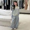 Conjunto otoñal de estilo coreano para niña 2026 nuevo chaleco infantil, camiseta básica y pantalones de pierna ancha dulce conjunto de tres piezas