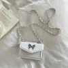 Bolsa para monedas mini muy elegante para mujer, nuevo modelo 2026, bolso cruzado para labiales, bolso de hombro popular con cadena de mariposa este año