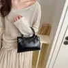 Bolsa de Moto com Rebites Transfronteiriça para Mulheres 2026 Novo Design de Nicho Bolsa de Mão Bolsa de Ombro Personalizada Retro Bolsa Transversal Tendência