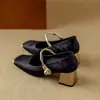 Nuevos zapatos de mujer estilo chino de lujo en piel suave de tacón medio 2026, punta cuadrada metálica, correa única, tacón grueso, zapatos Mary Jane