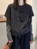 Diseño falso de dos piezas, estilo de nicho, camiseta larga de manga larga gruesa cepillada para mujer con retazos a rayas, camiseta base para principios de otoño