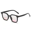 Dulces y picantes novias geniales parejas atardecer de verano degradado rubor marrón montura negra artefacto de maquillaje gafas de sol hombres