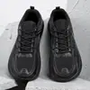 Zapatillas anchas y cuadradas de moda en color negro para hombre, zapatos de papá con suela gruesa, adecuados para pies anchos y pies regordetes, zapatos casuales para hombre, en stock