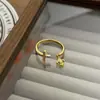 Anillo Popular Retro de Lujo Ligero de Xiaohongshu con Flor de Lirio Dorada e Incrustaciones de Circonita, Anillo Vintage Apilable
