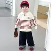 Suéter para Niños Ropa de Otoño Infantil 2026 Nuevo Estilo Versátil Rojo Tejido Fino Ropa Elegante con Solapa para Bebé