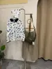 Camisa de manga larga para mujer con lunares y cuello de contraste en stock