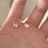 Pendientes de botón de zirconia de cuatro puntas superbrillantes, pendientes de piercing ultra-hada de oro de 24k para mujer, cierres de oreja versátiles, pendientes de nicho de alta gama