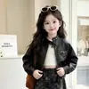 Conjunto de otoño para niñas 2026 nuevo y elegante chaqueta de cuero estilo coreano y pantalones de camuflaje conjunto de dos piezas para niños mayores