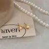 Elegantes Brincos Pequenos de Pérola para Mulheres, Feitos de Cobre Branco com Banho Espesso de Prata, Oferecendo um Toque de Luxo Leve e de Alta Qualidade. Brincos de Design de Nicho para Outono e Inverno