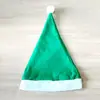 Gorro de santa Usando un pequeño gorro rojo de Navidad, la calidez del invierno te rodea Ambiente y estilo festivo