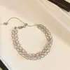 Pulsera geométrica abierta de cuentas de vidrio con circonita de dopamina, minimalista y única, con una estética de alta gama y dulce.