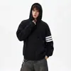 Moletom com capuz em tricô waffle estilo americano com três listras e color-blocking, criando um visual descontraído e casual, perfeito para o outono e como um look de casal.