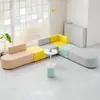 Oficina, guardería, vestíbulo de institución de formación, área de ocio y descanso, recepción, juego de sofá y mesa de centro para apartamento pequeño y sencillo