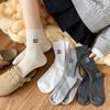 Calcetines nuevos de otoño e invierno para mujer, calcetines de tubo con bordado de viento mínimo, calcetines blancos, ropa exterior de moda, calcetines deportivos largos apilados de tubo