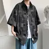 Camisa vaquera de manga corta a cuadros de verano para hombre, estilo Hong Kong, estilo japonés, marca de moda, combina con todo, ropa superior vintage lavada de moda.