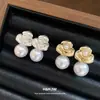 Pendientes de flor de perla con aguja de plata vintage francés, pendientes de lujo ligero de alta gama con un diseño único, accesorios de oreja versátiles