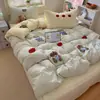 Ins Conjunto de cuatro piezas con bordado de oso lindo estilo coreano, algodón lavado, funda nórdica y juego de sábanas simples, adecuado para dormitorios, conjunto de tres piezas