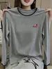 Camiseta de algodón puro de alta gama con diseño de dos piezas falsas de manga larga para mujer, nueva moda versátil 2026 en color azul marino, estilo otoñal moderno