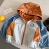 Casaco Infantil 2026 Outono Jaqueta Infantil Casaco Trench Coat Menino Cardigan Color Block Menina Top Versátil Estiloso
