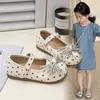 Sapatos estilo ballet com bolinhas para meninas, novo modelo de verão 2026, bico fechado, antiderrapantes, respiráveis, sola plana, sapatos Mary Jane de couro da moda