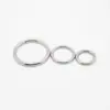 Fabricante fornece acessórios para bolsas, argolas de metal, conectores de metal prateado para coleiras de animais de estimação, fivelas tipo O-ring e fivelas de boca de peixe
